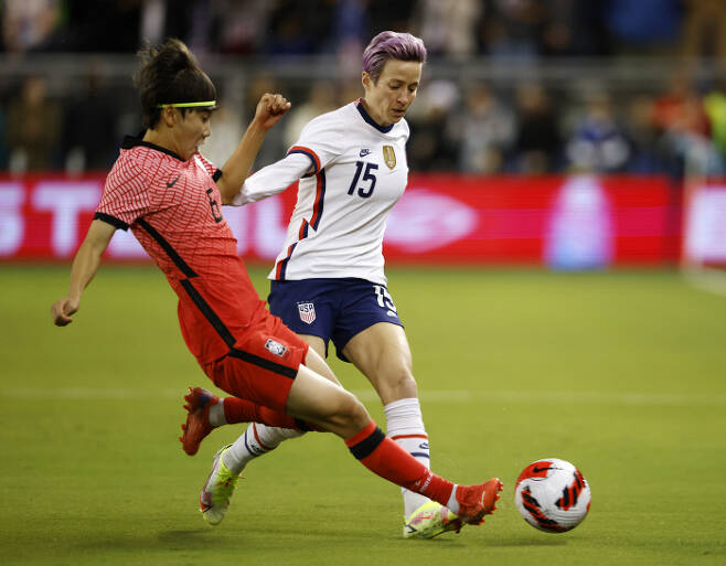 한국 여자축구대표팀 임선주가 22일 미국 캔자스시티 칠드런스 머시파크에서 열린 미국과의 친선경기에서 메건 래피노와 볼을 경합하고 있다. AP연합뉴스