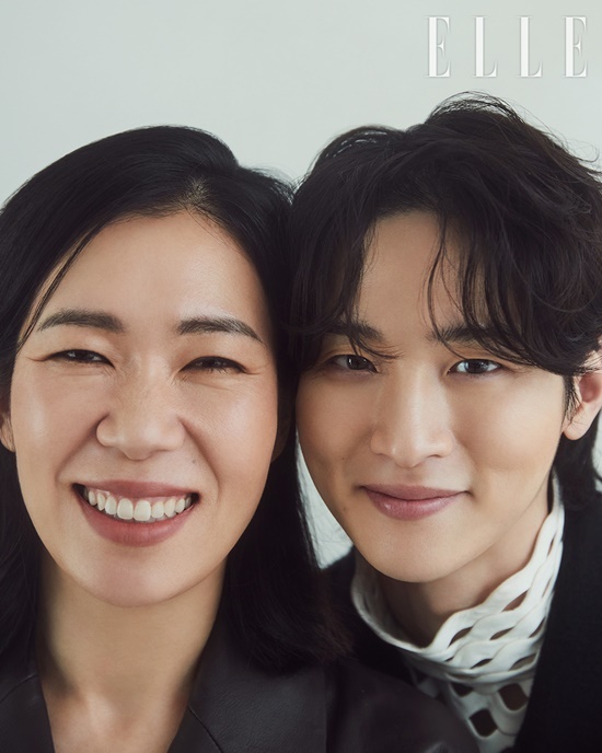 Yeom Hye-ran and Jang Dong-yoon recently filmed a picture with fashion magazine Elle.In the Toei Animation movie Taeil, the two people who became the voice of Jeon Taeil and Lee So-sun respectively increased the concentration of the picture by radiating the warm and soft charisma of the original.In an interview with the photo shoot, the two actors revealed a small meeting about Taeil.Asked if it was burdensome to act on historical figures, Jang Dong-yoon said: As soon as I was offered, I decided to appear. It was just Taeil.I was worried about how to express it properly rather than feeling the burden. Lee So-sun is a person who has changed his life through a big event, and since then, he has become a place to warmly lean on the field to many people.A series of events are drawn specifically through a movie, and they show the back side of what we did not know.I think it is a privilege of a job as an actor to be able to participate in a work with such a message. The two actors who first met their breathing with their voices added a feeling of breathing together.Jang Dong-yoon said, I felt that I could convey authenticity with my voice alone.I was able to learn a lot from the way I was immersed in the deep feelings and inner feelings of the person and Acting. When compared to me at that age, the actors now have a strong sense of challenge and are proud.I think it is cool to have a self-confidence like Jang Dong-yoon actor. Taeil is a Toei Animation film about the story of the peace market in 1970 and the story of you Jeon Taeil, who fought hotly to change the unfair working environment. It is a work that succeeded in achieving the fund raising by participating in crowdfunding last year, which was held for the 50th anniversary of Jeon Taeil.Interviews with the pictures of Yeom Hye-ran and Jang Dong-yoon can be found in the November issue of Elle.Photo = Elle