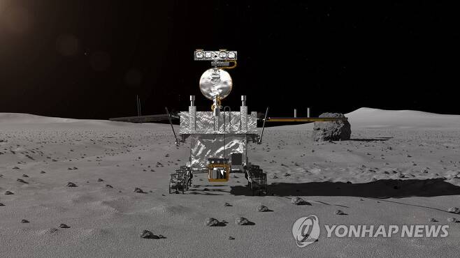 달 뒷면 탐사 나설 창어4호의 무인로봇 탐사차 (베이징 EPA=연합뉴스) 중국의 달 탐사선 '창어(嫦娥) 4호' 안에 들어있는 무인 로봇 탐사차(로버)가 밖으로 나와 달 표면을 조사하는 상상도로 2일 중국 우주당국인 국가항천국(CNSA)이 제공한 것이다. 창어 4호가 3일 인류 최초로 지구에서 보이지 않는 달의 뒷면에 성공적으로 착륙함에 따라 이 탐사차도 달 뒷면 남극 근처 지형 관찰과 달 표면 토양 분석 등 다양한 임무 수행에 본격 나서게 된다. ymarshal@yna.co.kr