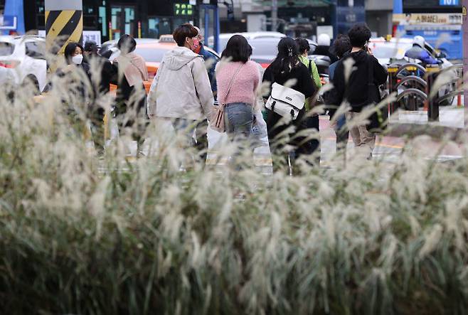 전국 곳곳에 한파특보가 발령된 지난 16일 오후 서울 시내 거리에서 시민들이 발걸음을 재촉하고 있다. (사진=연합뉴스)