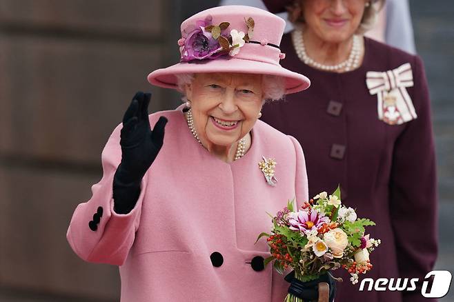 21일(현지시간) 엘리자베스 2세 영국 여왕이 하루 동안 병원에 입원하고 퇴원했다. 사진은 14일(현지시간) 웨일스 의회를 방문해 손을 흔들고 있는 모습. © AFP=뉴스1 © News1 신윤하 기자