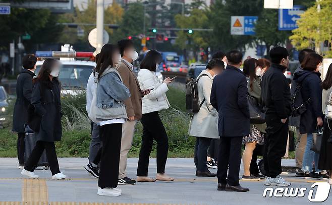 지난 21일 오전 서울 세종대로 사거리에서 출근길 시민들이 발걸음을 재촉하고 있다. 2021.10.21/뉴스1 © News1 황기선 기자