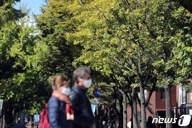 전국 대부분 지역에 한파경보와 한파주의보가 발표된 17일 서울 중구 정동길에서 두꺼운 외투를 챙겨 입은 시민이 푸른 나뭇잎을 뒤로 발걸음을 옮기고 있다. 2021.10.17/뉴스1 © News1 황기선 기자