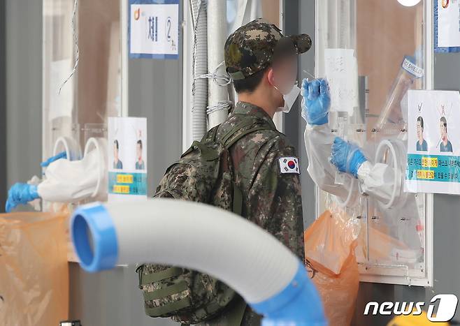 군 장병 코로나19 진단검사. 2021.6.20/뉴스1 © News1 박정호 기자
