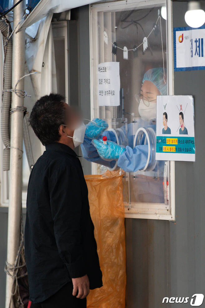 서울역광장에 마련된 신종 코로나바이러스 감염증(코로나19) 중구 임시선별검사소를 찾은 시민들이 검체채취를 하고 있다. /뉴스1