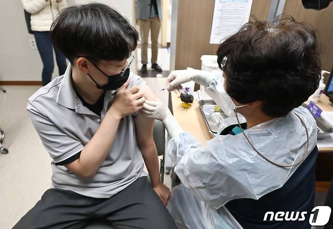 16~17세 소아·청소년 신종 코로나바이러스 감염증(코로나19) 백신 접종이 시작된 18일 오전 서울시 양천구 홍익병원에서 한 청소년이 접종하고 있다. 2021.10.18/뉴스1 © News1 사진공동취재단