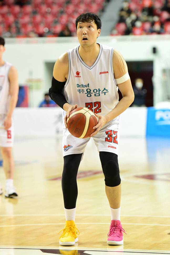 고양 오리온 이종현이 23일 울산동천체육관에서 열린 울산 현대모비스와의 경기에서 자유투를 시도하고 있다. 제공 | KBL