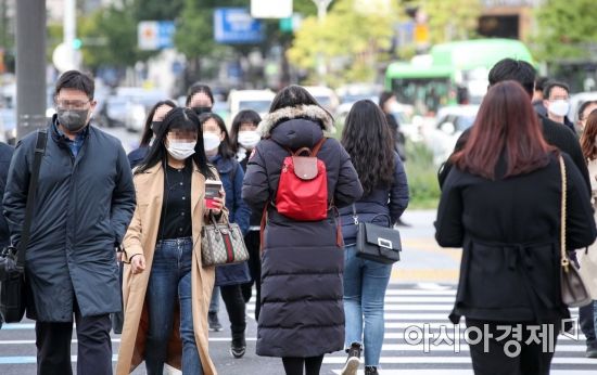 서울 종로구 세종로 네거리에서 직장인들이 외투를 입고 출근길에 오르고 있다. 사진은 기사 중 특정 표현과 무관. 사진=아시아경제DB.