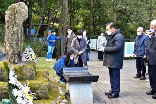 류경기 중랑구청장이 지난 20일 망우리공원 유관순열사 합장묘역에서 광복회 회원들과 함께 전적지 순례 행사를 진행했다.