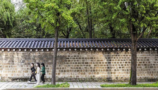 경복궁 서문인 영추문과 어깨를 나란히 한 담벼락을 따라 걷는 것도 운치 있다. 이달 31일까지 경복궁을 중심으로 한 서울의 궁과 종묘 일대에선 '궁중문화죽전'이 열린다. / 이신영 영상미디어 기자