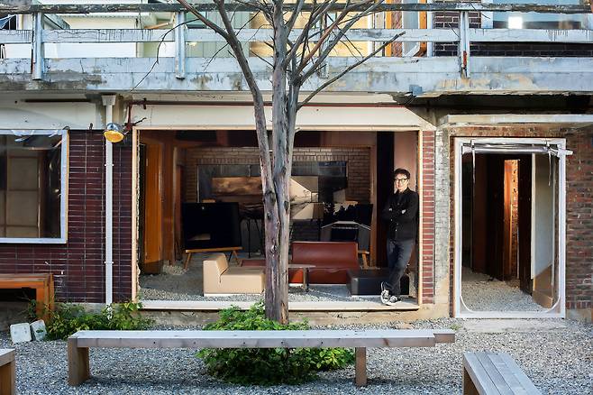 10년간 서촌에 ‘온그라운드 갤러리’를 비영리로 운영해온 건축가 조병수는 지난봄 건축 전시 공간 통의동 ‘막집’을 개관했다. 100년 된 한옥과 1960년대 지어진 양옥은 ‘재생’에 무게를 두고 크게 손대지 않았다. / 양수열 영상미디어 기자