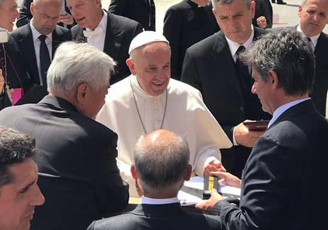 프란치스코 교황(가운데)이 바티칸 성베드로광장에서 조정원 세계태권도연맹(WT) 총재(왼쪽)로부터 태권도 명예 10단증과 도복 등을 전달받고 있다. WT
