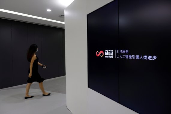 중국 인공지능(AI) 업체 센스타임의 홍콩 사무실에서 8월 18일 한 직원이 회사 로고가 붙은 복도를 걸어가고 있다. 로이터뉴스1
