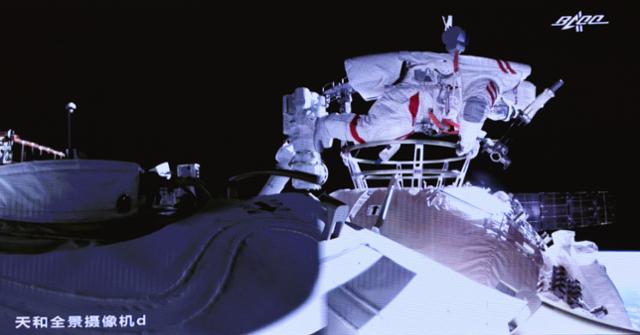 중국 우주비행사 2명이 지난 7월 4일 우주정거장 핵심모듈 톈허 밖으로 나와 첫 우주유영을 하면서 로봇팔과 작업대 등을 설치하는 작업을 성공리에 진행했다. 베이징=신화 뉴시스
