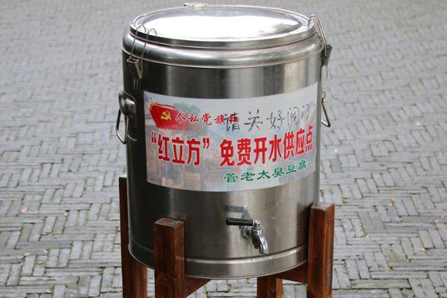 따뜻한 물을 마실 수 있도록 마을 곳곳에 놓아둔 시탕의 무료 물통. Ⓒ최종명