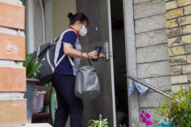 신씨가 초인종을 누른 뒤 고객의 집으로 들어가고 있다.