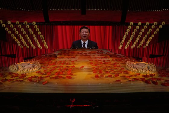 지난달 28일 베이징 국가체육관에서 열린 중국공산당 창당 100주년 기념 공연 도중 시진핑 주석의 얼굴이 대형 전광판에 비추고 있다. [AP]