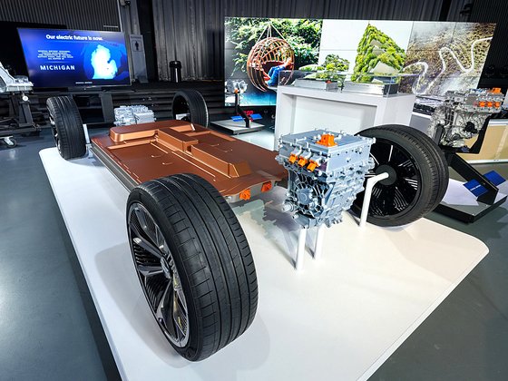 제너럴모터스(GM)가 지난해 미국 디트로이트에서 공개한 '얼티엄' 배터리와 이를 동력원으로 하는 차세대 전기차 플랫폼. GM은 2025년까지 미국 사업장에서 100% 재생 에너지만 사용할 계획이다. 연합뉴스