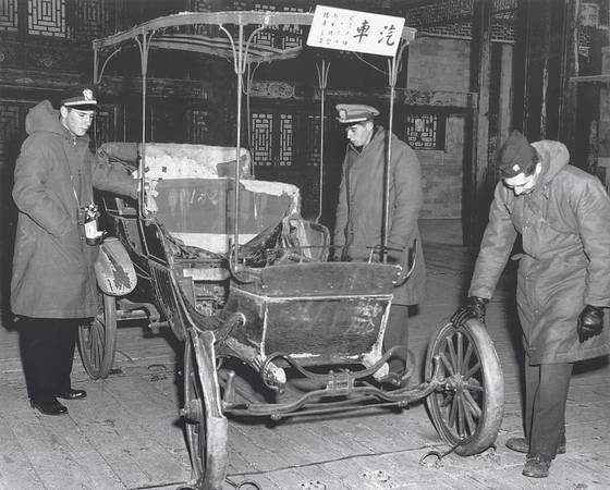 1946년 겨울, 스튜어트의 부탁으로 베이징 주둔 미군이 찾아낸 서태후가 타던 승용차. [사진 김명호]