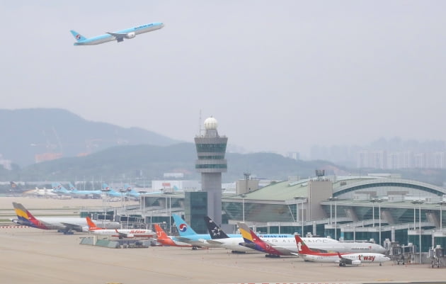 지난 10월 4일 인천국제공항 활주로 위로 비행기가 이륙하고 있다.(/연합뉴스)