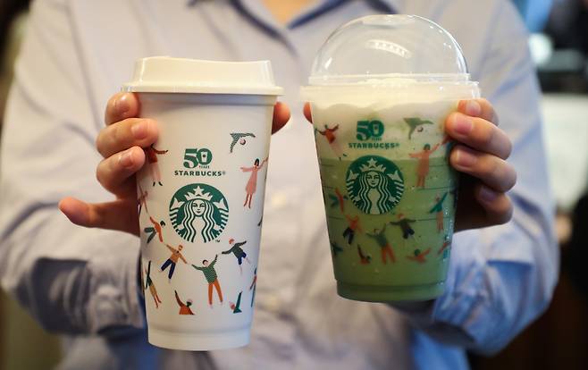 Multi-use cups were distributed as part of Starbucks’ marketing event celebrating its 50th anniversary in September. (Yonhap)