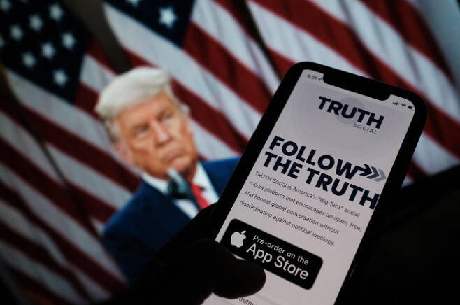 도널드 트럼프 전 미국 대통령이 독자적으로 만든 소셜네트워크 '트루스 소셜'(TRUTH Social)을 로스앤젤레스의 한 휴대전화 사용자가 앱스토어에서 찾고 있는 모습. [사진 출처 = 연합 뉴스]