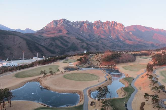 델피노 발코니에서 본 소노펠리체CC와 울산바위