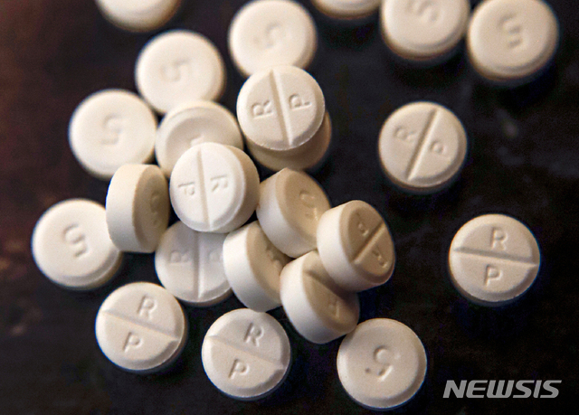 [AP/뉴시스] 지난 6월17일(현지시간) 촬영한 마약성 진통제 옥시콘틴 알약들. (사진은 기사 내용과 직접적 관련 없음) 2019.11.27