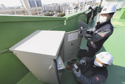 KT 직원들이 서울 양천구 목동 9단지 아파트 옥상에 구축된 통신시설을 점검하고 있다.(사진=KT 제공)