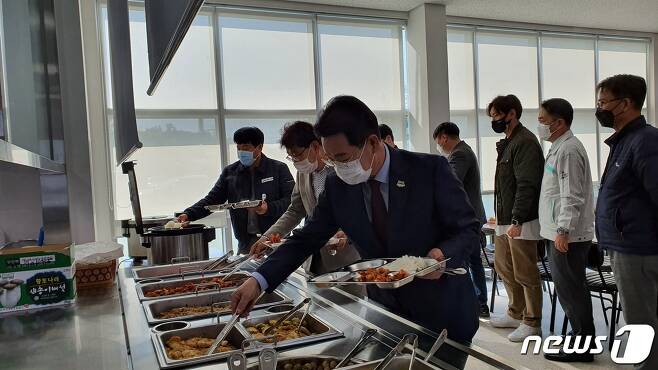 전북 부안군 제3농공단지 내 입주기업과 근로자들을 위한 공동 구내식당이 문을 열었다. 권익현 군수가 식판에 음식을 담고 있다. © 뉴스1
