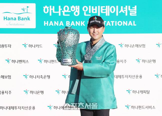 이태훈이 우승 트로피를 들어올리고 있다. 양미정 기자 certain@sportsseoul.com