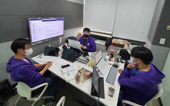 성남 KT 분당 본사에서 유훈 KT AI자동화개발TF 과장(가운데)과 동료 팀원이 해커톤 과제로 AI 모델링을 하고 있다.