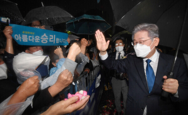 Democratic Party nominee for president Lee Jae-myung greets supporters outside a campaign event at Olympic Park in Songpa District, Seoul, on Oct. 10. (pool photo)