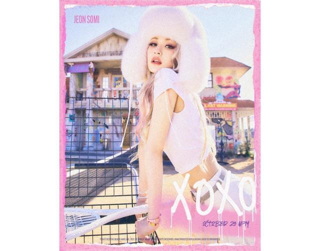 전소미의 첫 번째 정규 앨범 'XOXO'의 두 번째 콘셉트 포스터가 공개됐다. 더블랙레이블 제공