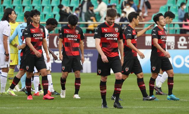 포항 스틸러스 선수들이 24일 포항 스틸야드에서 열린 프로축구 K리그1 인천 유나이티드와의 경기에서 패한 뒤 아쉬워하고 있다. 연합뉴스