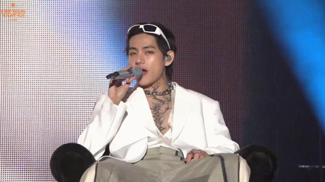 그룹 방탄소년단(BTS) 뷔가 종아리 통증으로 인해 콘서트 퍼포먼스에 참여하지 않은 가운데, 직접 자신의 상태에 대해 언급했다. 빅히트 뮤직 제공