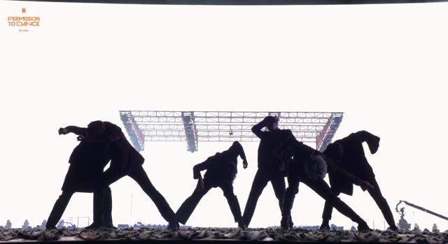 그룹 방탄소년단이 24일 온라인으로 연 공연 '퍼미션 투 댄스 온 스테이지'에서 '페이크 러브' 무대를 선보이고 있다. 빅히트뮤직 제공