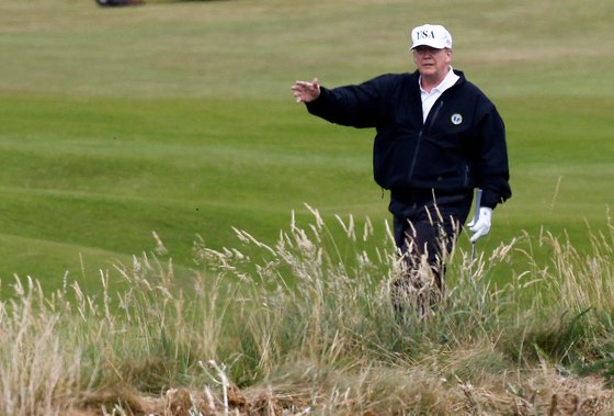 도널드 트럼프 전 미국 대통령이 2018년 7월 스코틀랜드에 자신이 소유한 골프리조트를 찾아 골프를 즐기고 있다. [로이터=연합뉴스]