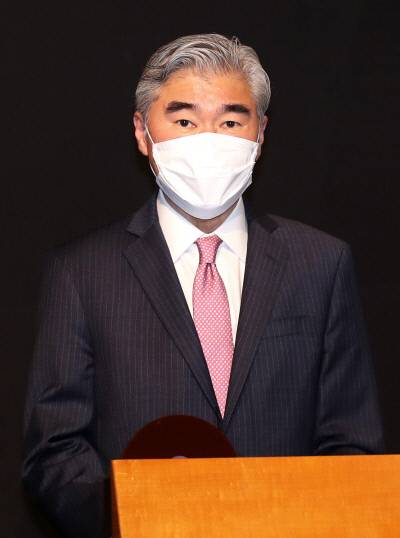성 김 미 국무부 대북 특별대표가 24일 오전 서울 중구 소공동 롯데호텔에서 노규덕 외교부 한반도평화교섭본부장과 한·미 북핵 수석대표 협의를 가진 후 종전선언 등에 대해 언급하고 있다. 사진공동취재단