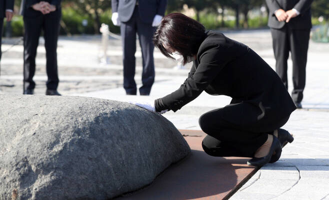 심상정 정의당 대선 후보가 24일 경남 김해 봉하마을의 노무현 전 대통령 묘역을 참배한 뒤 너럭바위를 어루만지고 있다.   연합뉴스