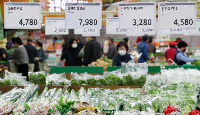 장보기가 무서워 서울 서초구 농협유통 하나로마트 양재점에서 24일 시민들이 식료품을 고르고 있다. 연합뉴스