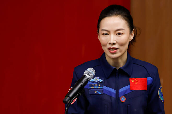 선저우 13호에 탑승해 우주정거장 건설에 참여하는 첫 여성 우주비행사가 된 왕야핑이 지난 14일 기자회견을 하고 있다. 왕야핑은 중국 인민해방군 공군 비행사이자 베테랑 우주비행사이다.   지우콴 | 로이터연합뉴스