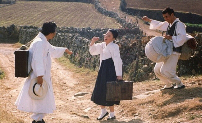 이태원 대표가 제작해 한국 영화 최초로 100만 관객을 돌파한 영화 <서편제>의 한 장면.