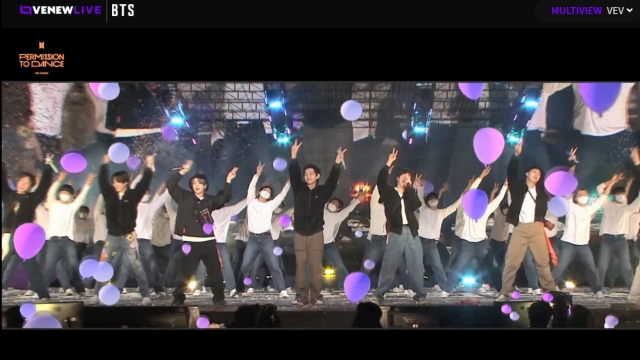 그룹 방탄소년단(BTS)이 24일 저녁 온라인 스트리밍 콘서트에서 마지막 곡 '퍼미션 투 댄스' 무대를 선보이고 있다. 빅히트 뮤직 제공