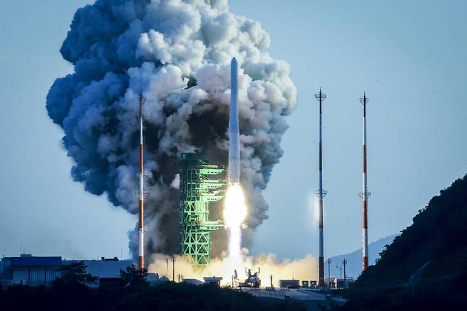 지난 21일 고흥나로우주센터에서 첫 한국형발사체 누리호가 발사되고 있다. <청와대 제공>