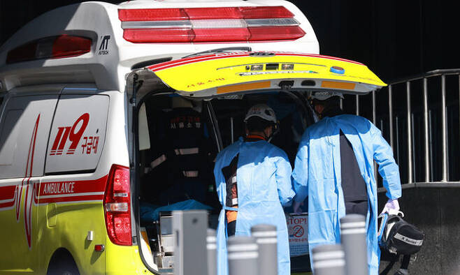 지난 23일 이산화탄소 누출사고가 발생한 서울 금천구 가산동 데이터허브센터 사고 현장에서 119 구급대원들이 오가고 있다. 연합뉴스