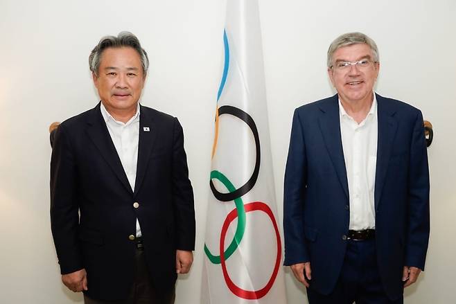 이기흥 대한체육회 회장(왼쪽)과 토마스 바흐 IOC 위원장(오른쪽). © 뉴스1
