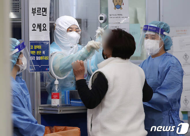 서울 송파구보건소에 마련된 신종 코로나바이러스 감염증(코로나19) 선별진료소를 찾은 시민들이 검체 검사를 받고 있다. © News1 박정호 기자