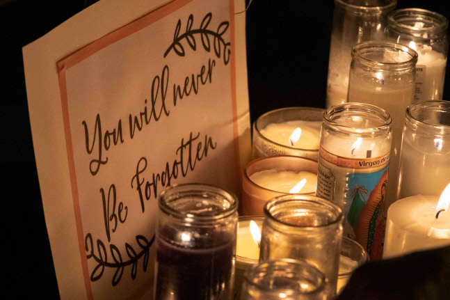 24일(현지시간) 미국 캘리포니아 버뱅크에서 총기사고로 사망한 할리나 허친스 촬영감독을 추모하는 촛불집회가 열렸다. 버뱅크 | AFP연합뉴스