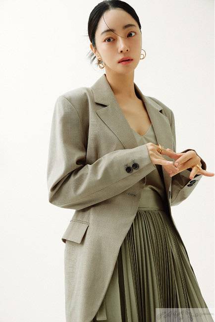 슬리브리스 톱, 스커트 모두 레이스. 재킷 이케. 이어링 골든듀. 골드 링 모두 비올리나.